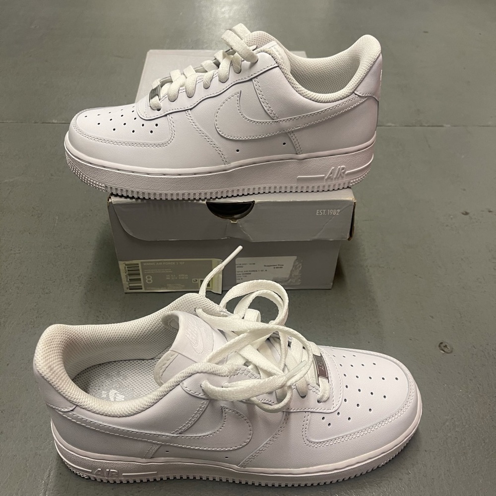 Nike Air Force 1 size 8W. 6.5M color white